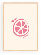 Affiche personnalisée minimaliste citron en rose, prénom Nino et date 02.02.2021 sur fond crème dans cadre en bois.