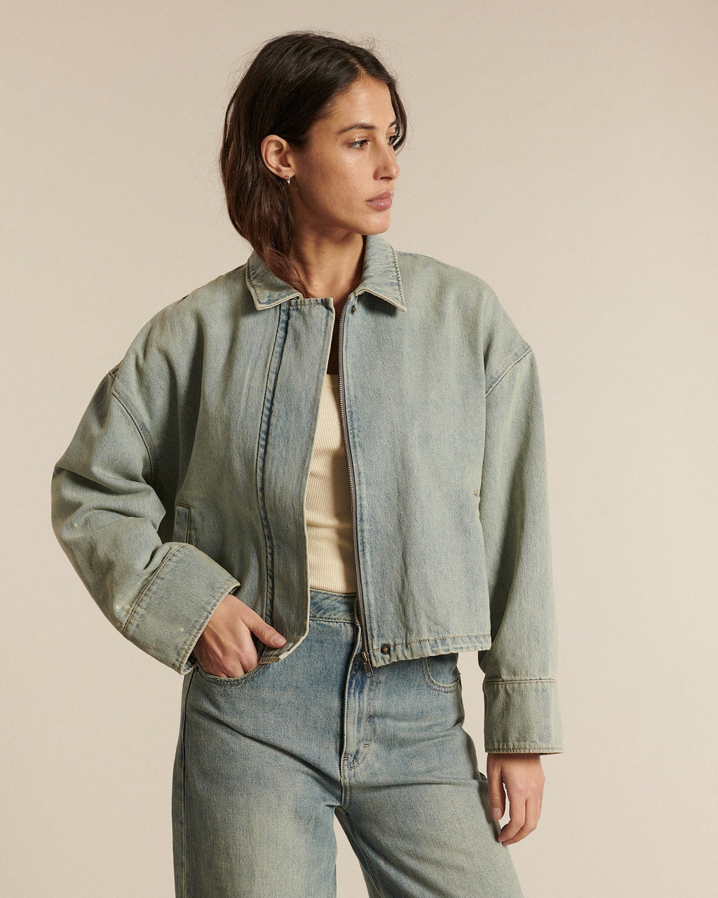 Jean pour femme en denim 100 % coton de couleur bleu délavé, coupe droite confortable s'adaptant à toutes les morphologies, idéale pour un look estival tendance.