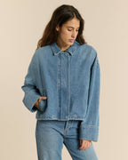 Jean femme en denim bleu stone fade avec coupe droite ajustée, matière 100% coton offrant un tombé naturel et confortable, idéal pour toutes les morphologies.