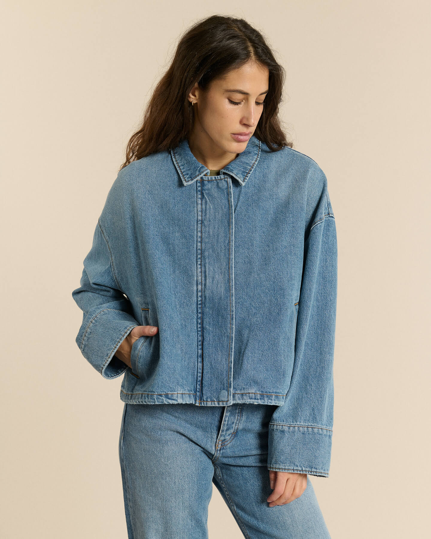 Jean femme en denim bleu stone fade avec coupe droite ajustée, matière 100% coton offrant un tombé naturel et confortable, idéal pour toutes les morphologies.