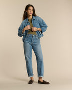 Jean femme en denim stone wash bleu clair, coupe droite classique, tissu 100 % coton offrant un maintien confortable et une silhouette adaptable.