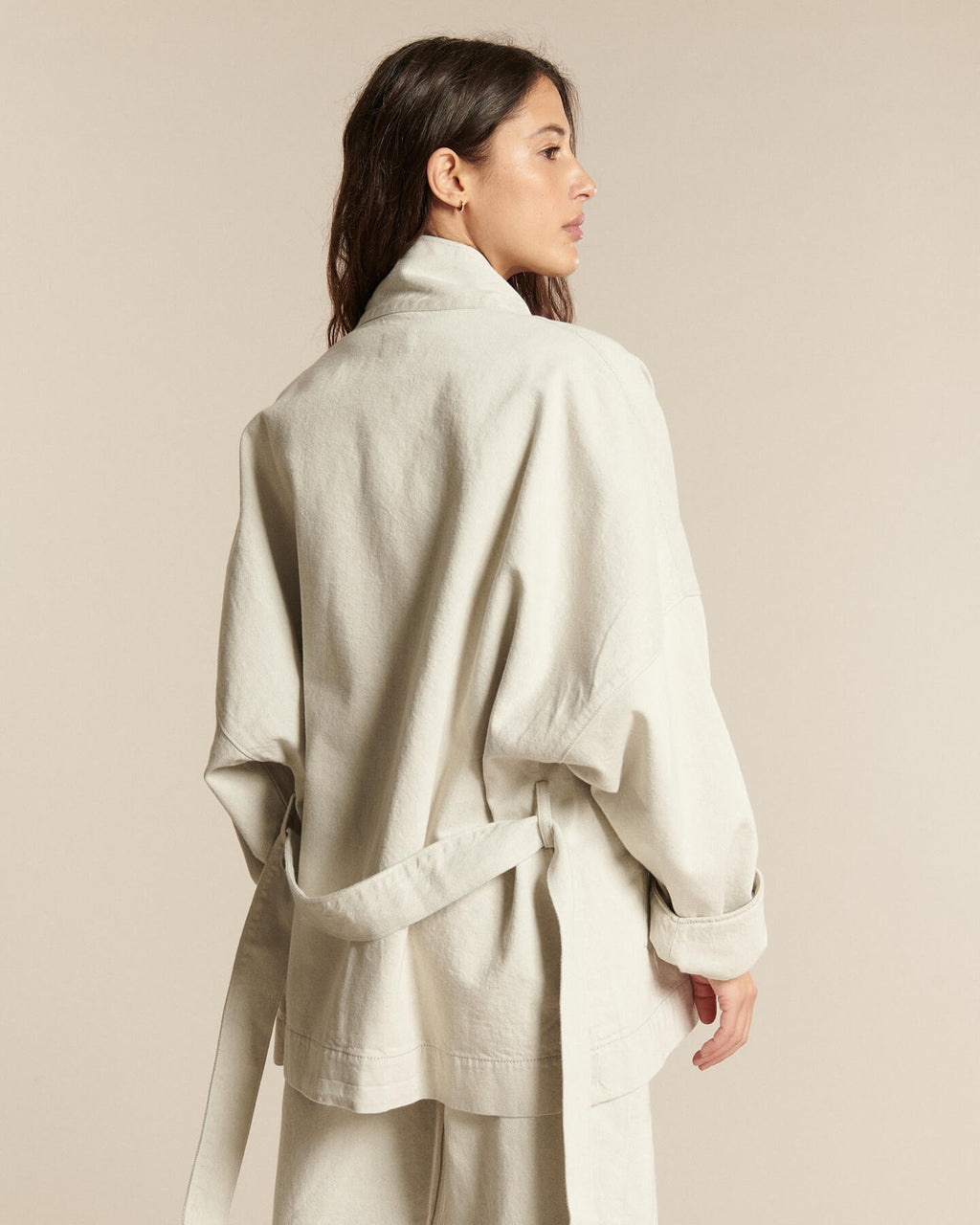 Jean en denim non teint de couleur granit clair, coupe droite et ajustée, conçu en coton épais pour un confort durable et un style naturel féminin.