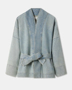 Veste en denim bleu clair effet délavé, coupe droite avec manches larges et ceinture à nouer, conçue pour un style décontracté et adaptable.