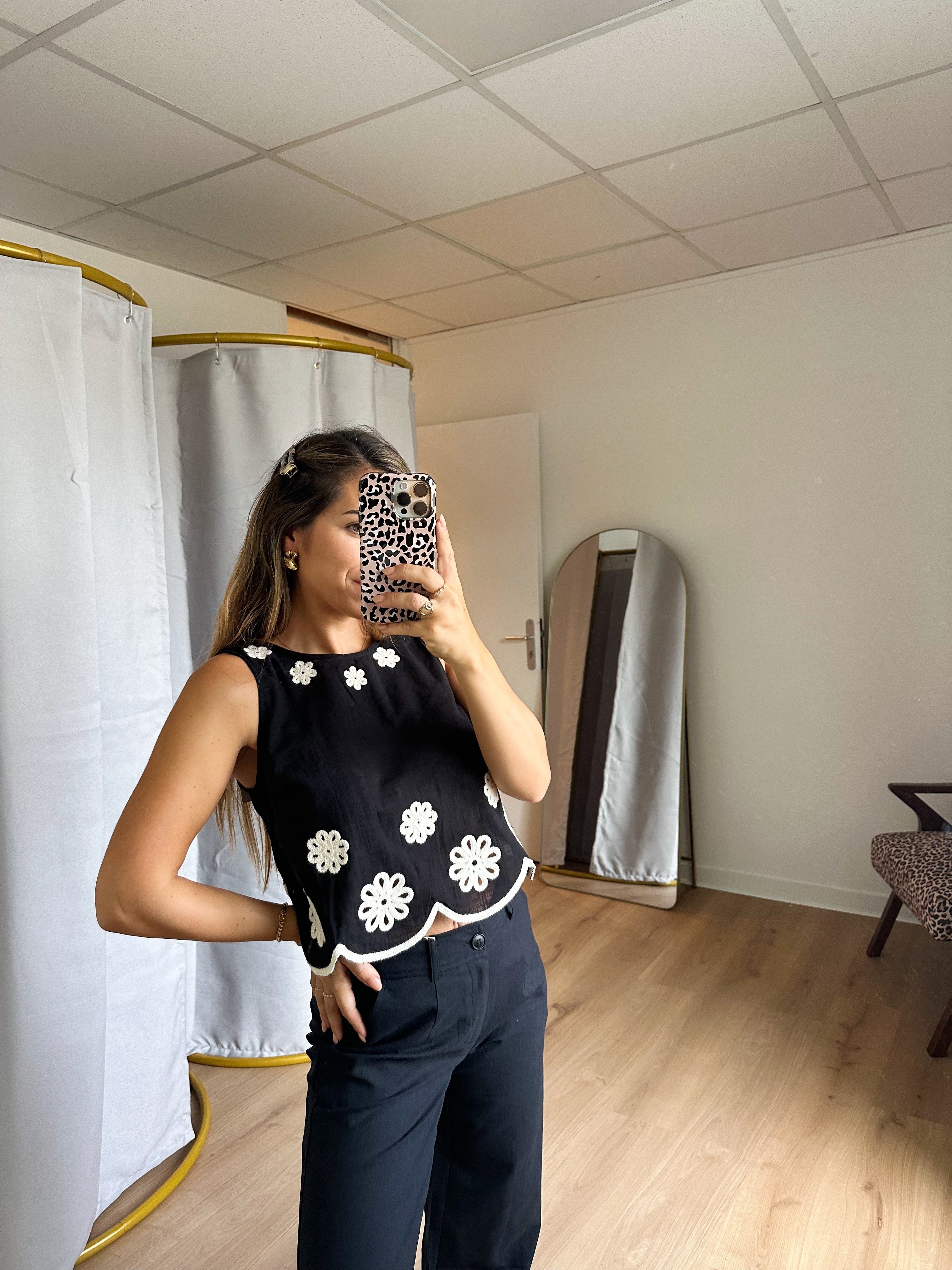 Top Court À Broderie Persée