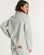 Jean en denim coton indigo clair avec rayures blanches, coupe droite et ajustée, offrant une silhouette confortable et élégante pour femme.