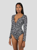 Body Lou En Maillot Léopard Noir Et Blanc