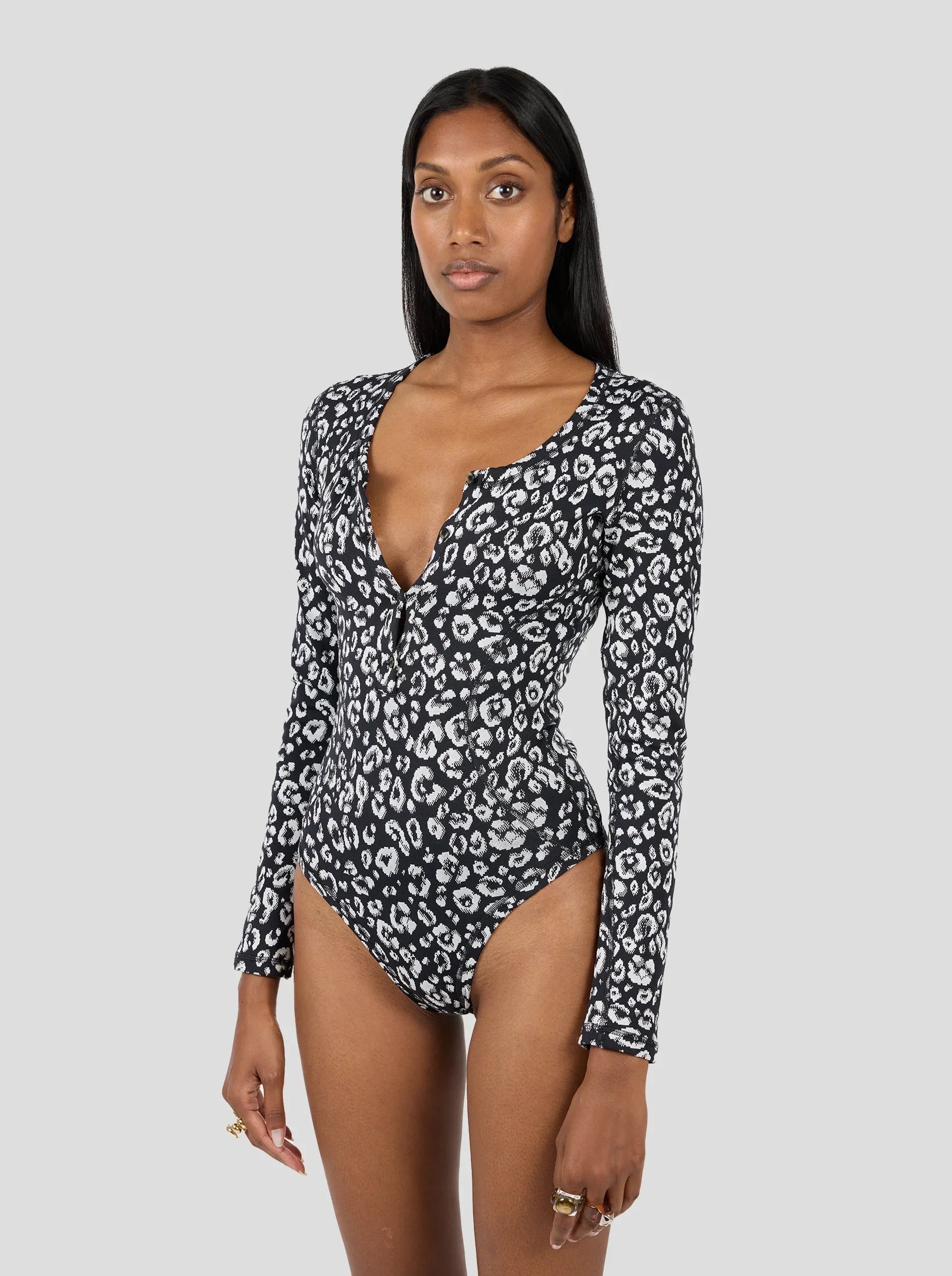 Body Lou En Maillot Léopard Noir Et Blanc