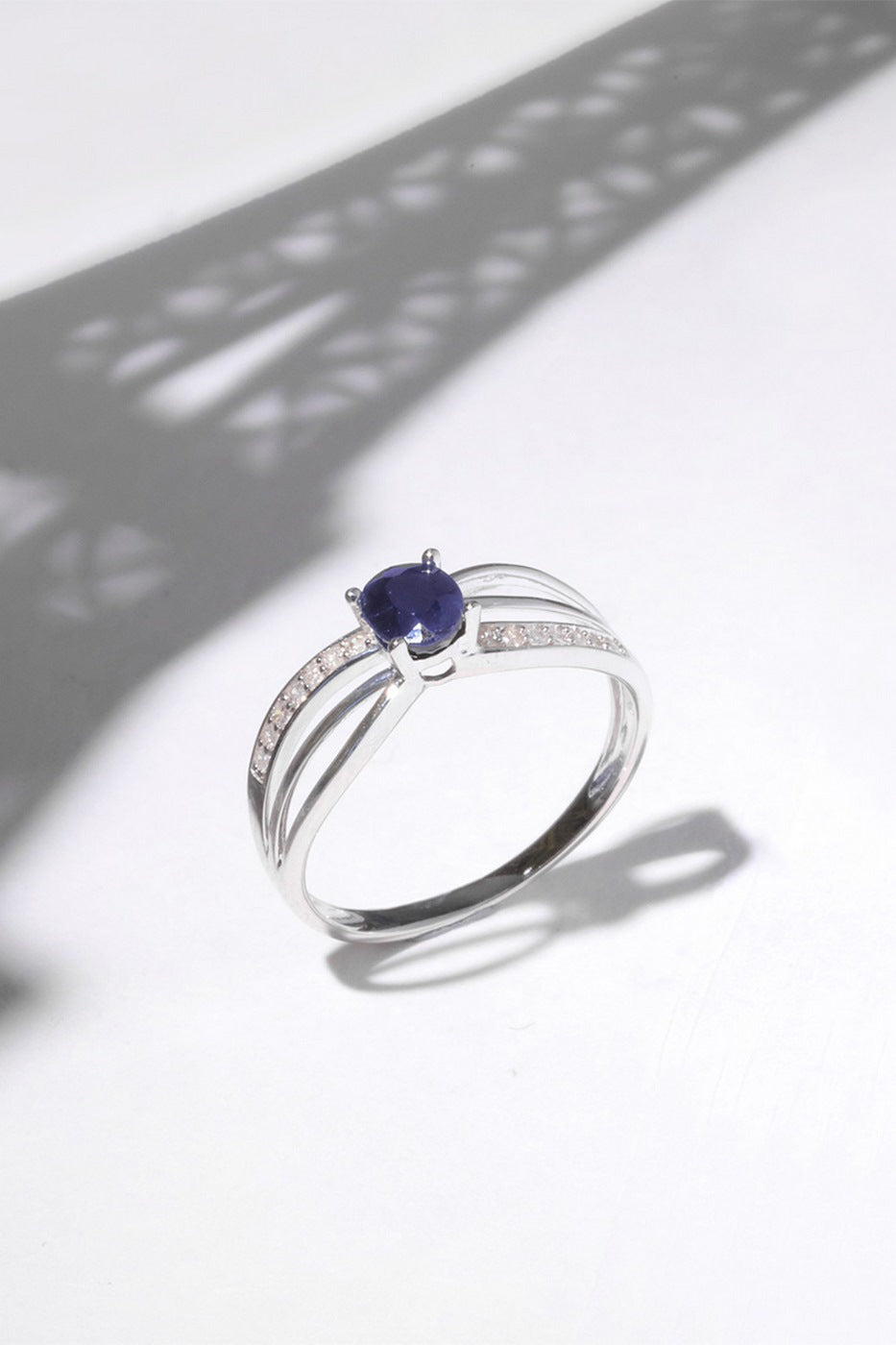 Bague "René" D0,07/14 & Saphir 0,50/1 - Or Blanc 375/1000