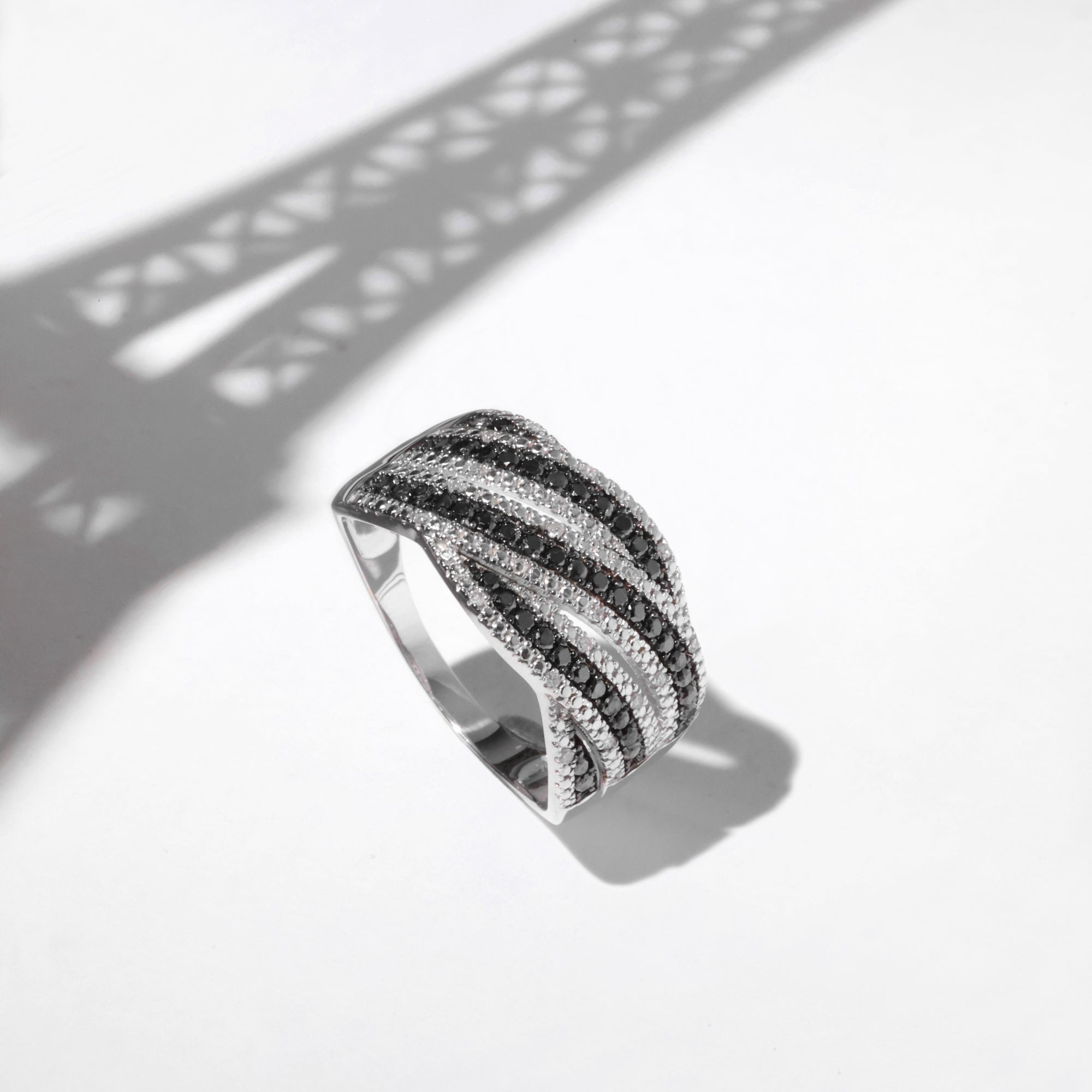 Bague 'Aurora" Diamants 0,07/20 Et Diamants Noirs 0,41/44 - Or Blanc 375/1000