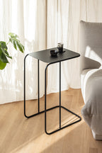Moderner Beistelltisch DENYA aus pulverbeschichtetem Metall mit elegantem Design und stabiler Tischplatte.
