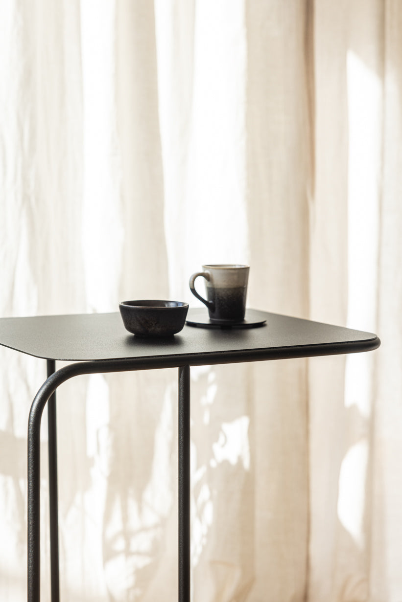 Beistelltisch DENYA mit einer Tasse und einer Schale auf der Tischplatte, minimalistisches Design