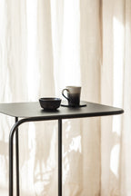 Beistelltisch DENYA mit einer Tasse und einer Schale auf der Tischplatte, minimalistisches Design