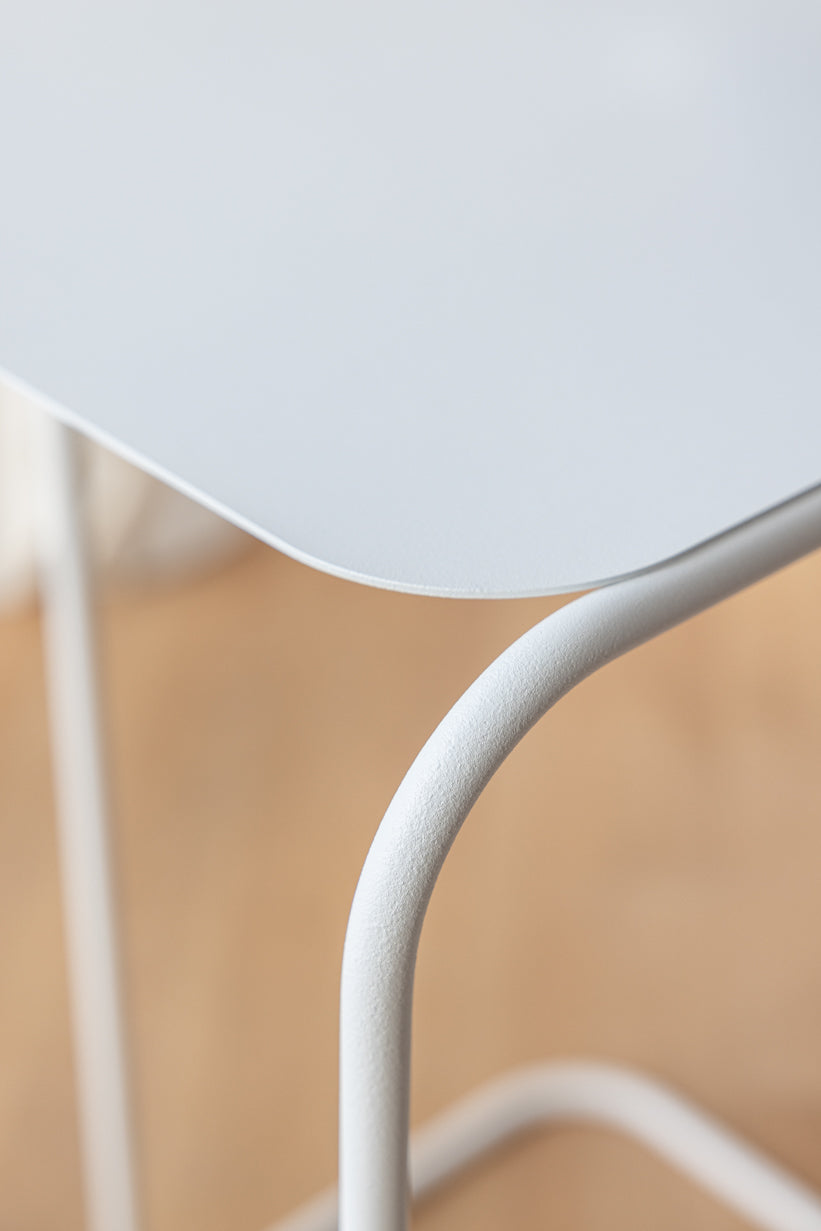 Detailansicht des Beistelltischs DENYA mit minimalistischem Design und pulverbeschichtetem Metall.
