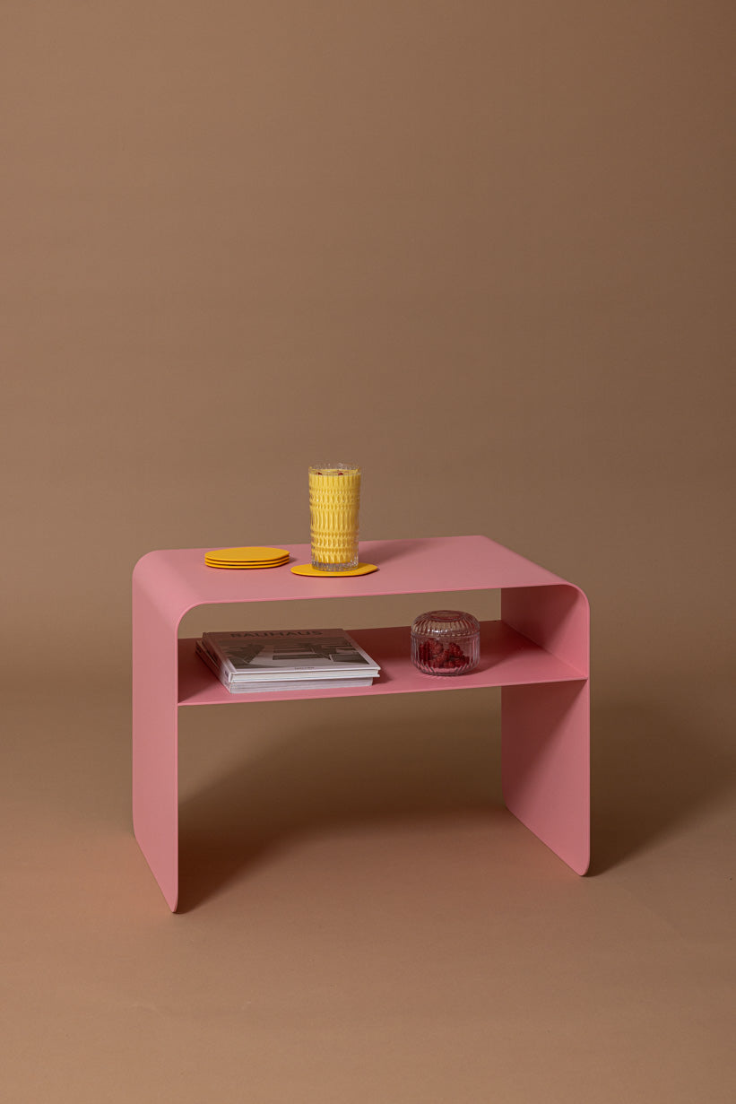 Beistelltisch COSMO in Rosa aus pulverbeschichtetem Metall, ideal für moderne Wohnräume und praktische Nutzung.