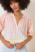 Blouse jaune broderie plumetis, col V élégant, manches 3/4 élastiquées, teinte dip dye subtile collection été