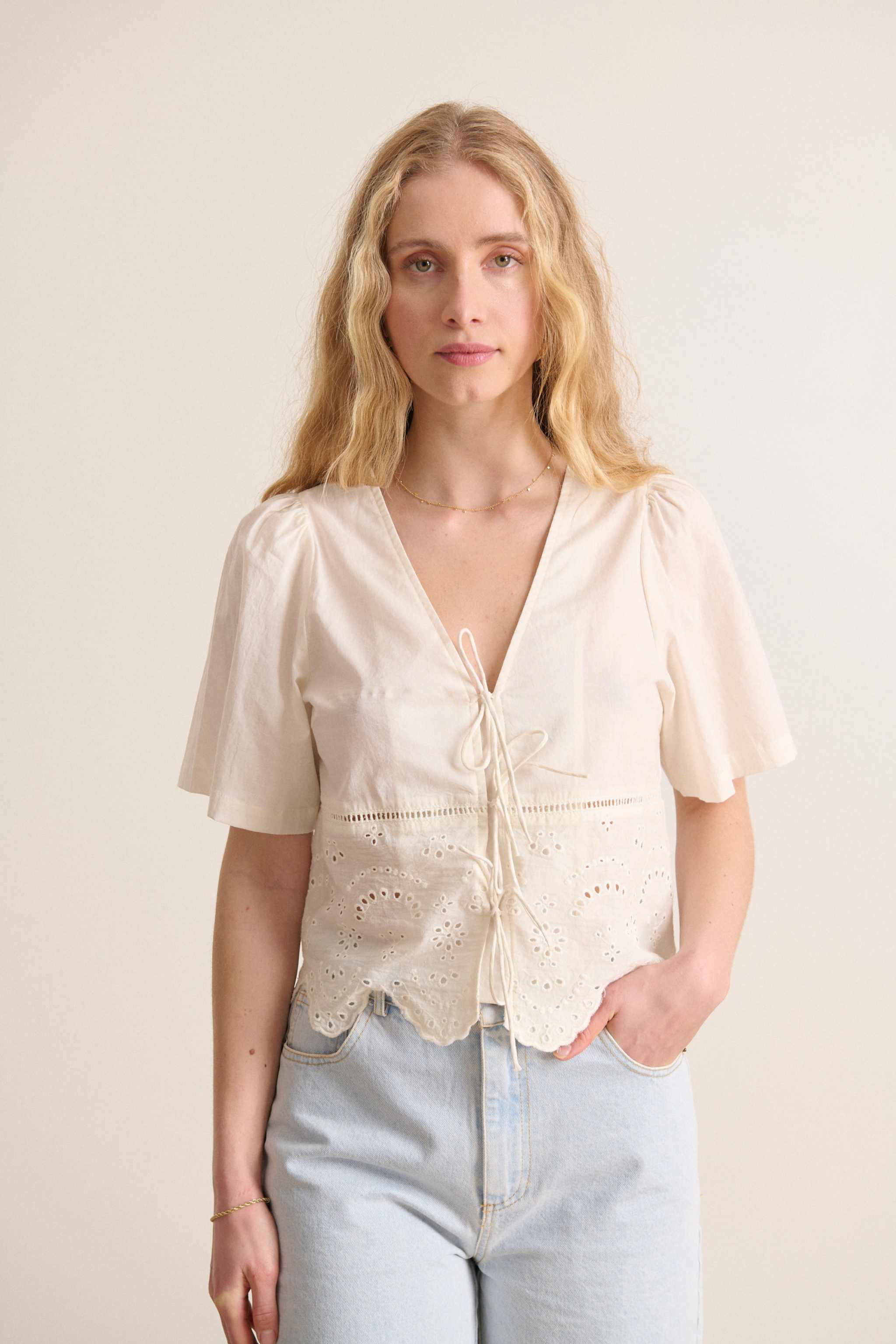 Blouse en broderie anglaise avec liens au col V et la coupe droite haut femme original et moderne marque Garance Paris 