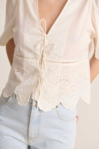 Blouse courte 100% coton à manches courtes et fronces sur les épaules avec fermeture avec trois liens à l'avant de la blouse