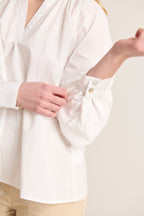 Blouse coloris blanc avec col V et manches longues avec boutons nacrés top pour femme confectionné en coton 