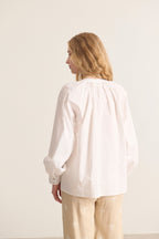 Blouse légère et élégante avec fronces délicates et manches longues ornées de boutons nacrés 100% coton 