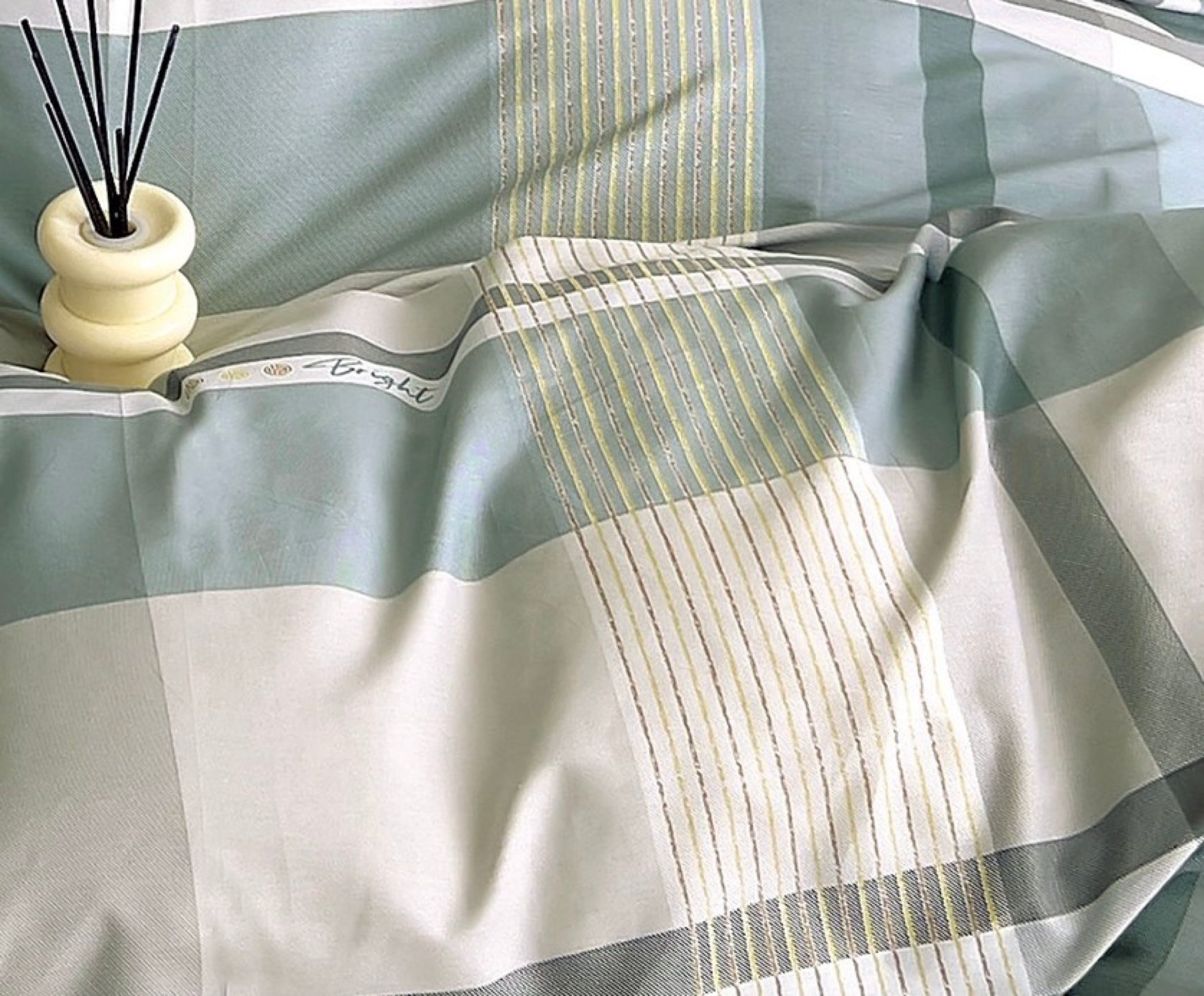 Parure De Couette Imprimé Double Face + 2 Taies D'Oreiller Volant Plat Piqué - 100% Percale Pur Coton Peigné