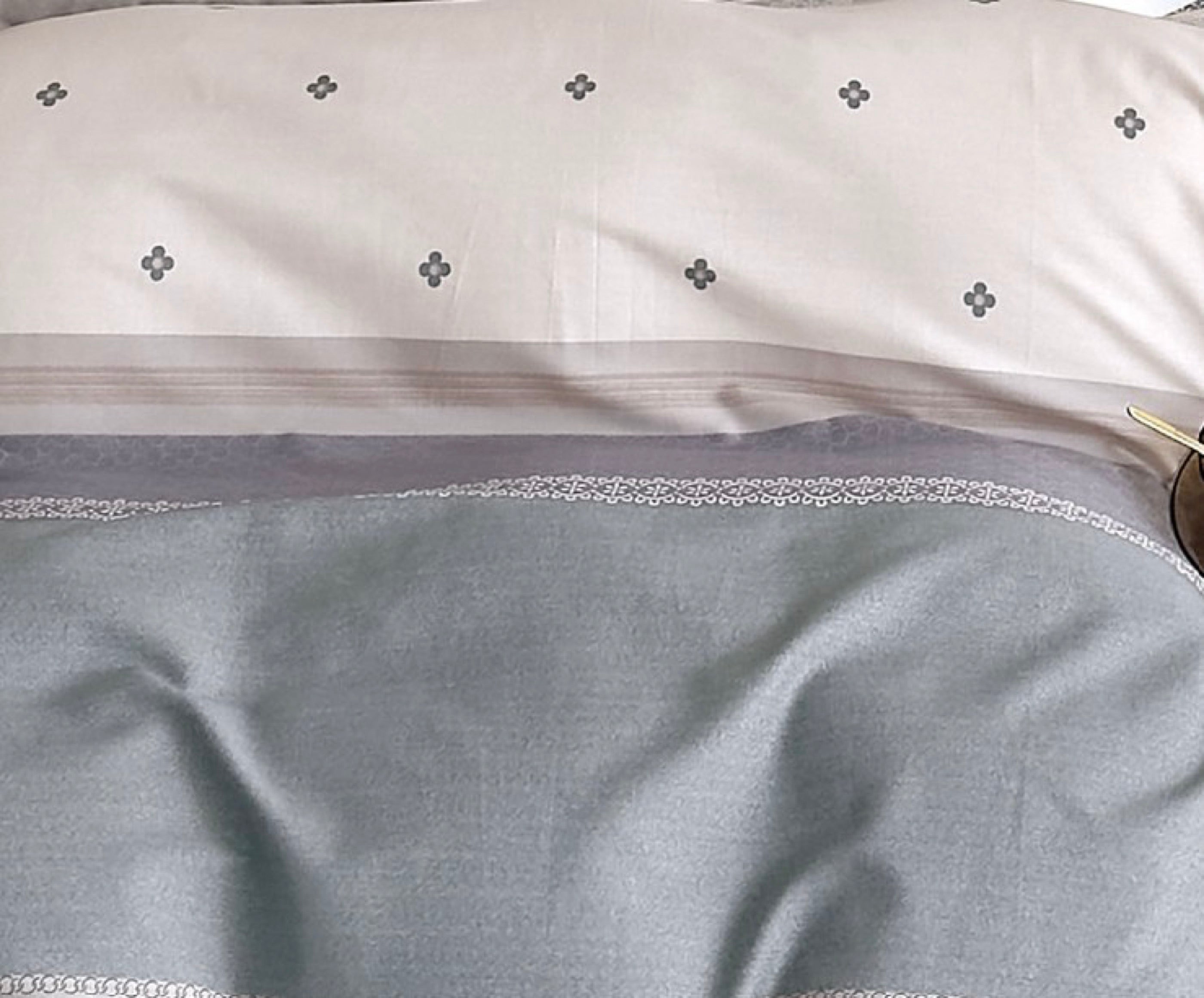 Parure De Couette Imprimé Double Face + 2 Taies D'Oreiller Volant Plat Piqué - 100% Percale Pur Coton Peigné