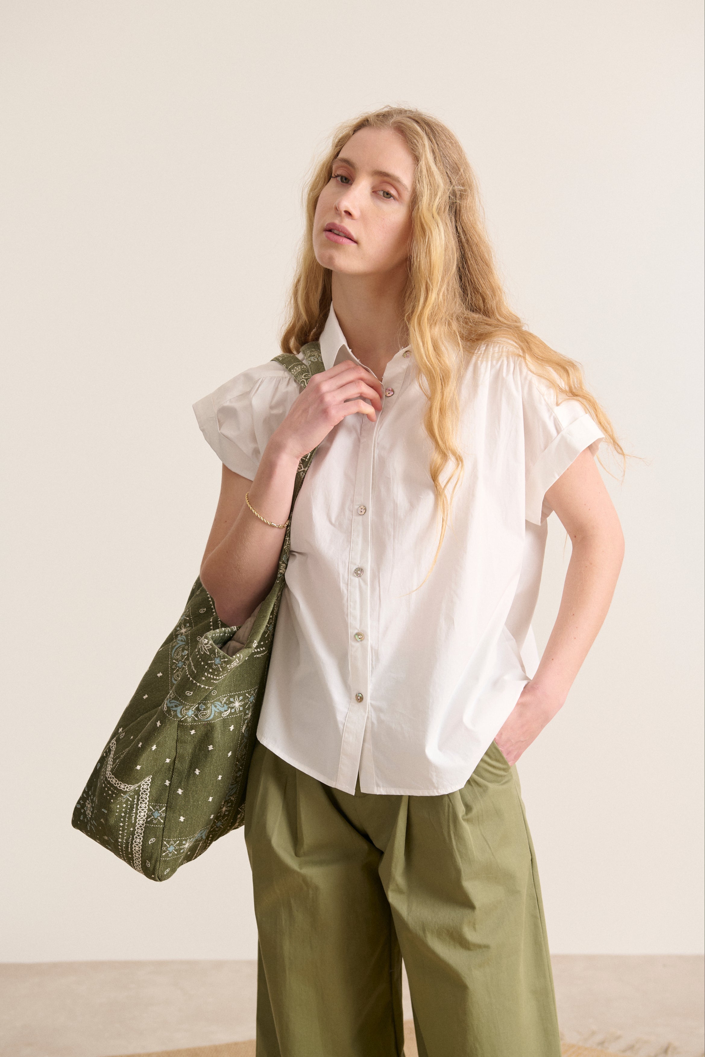 Haut avec col chemise en popeline de coton coupe fluide et ample collection printemps été marque parisienne 