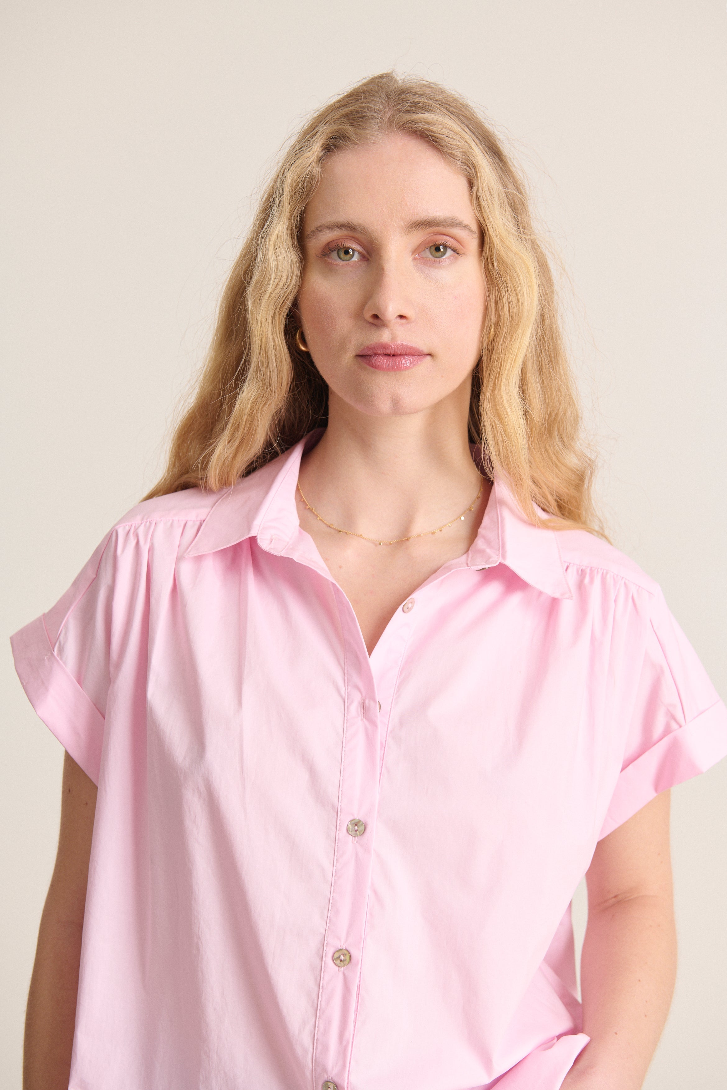 Haut avec col chemise sans manches rose en coton léger coupe fluide élégante et fronces sur l'avant marque parisienne Garance 