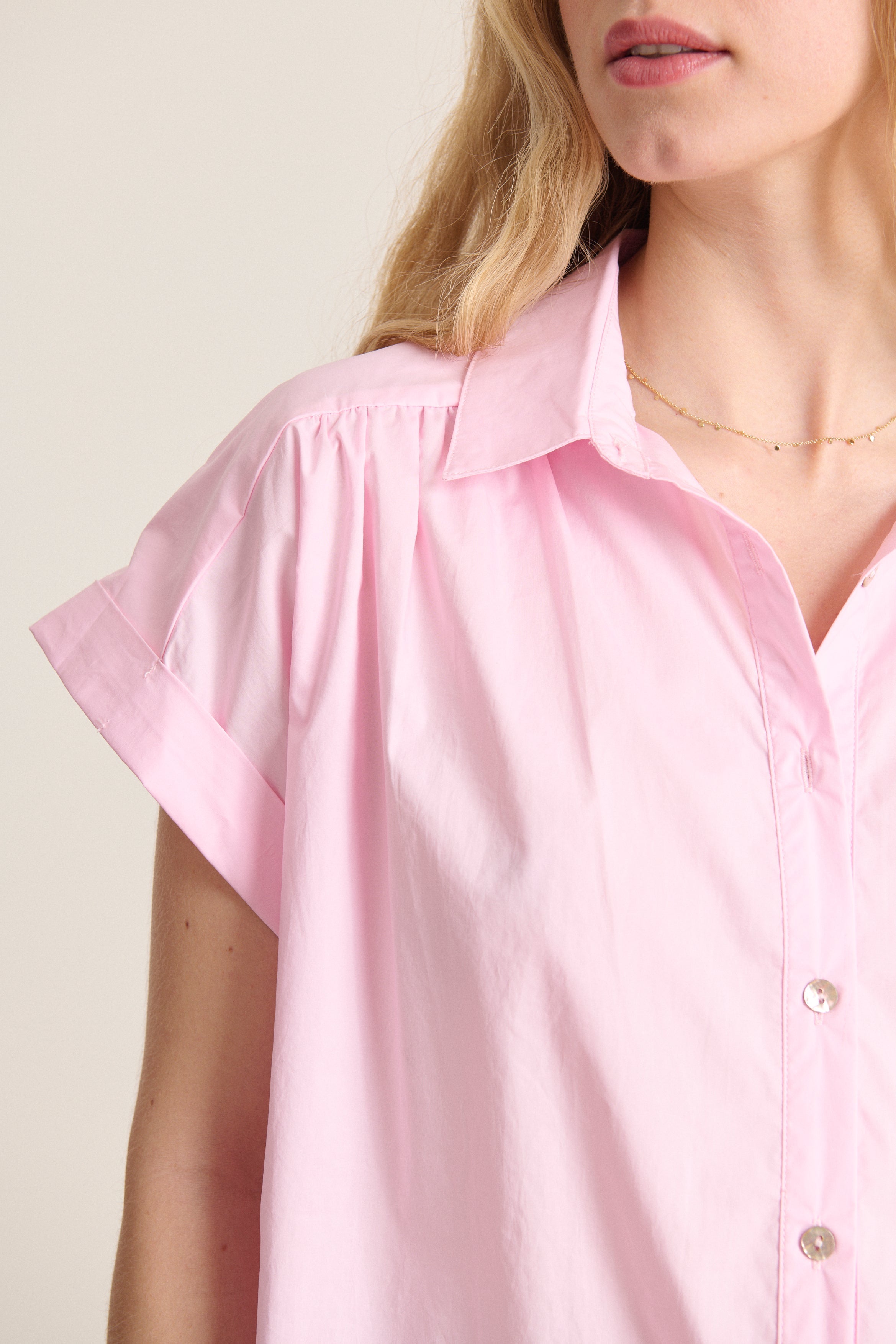 Chemise rose femme en popeline de coton manches courtes avec col chemise classique et fronces délicates