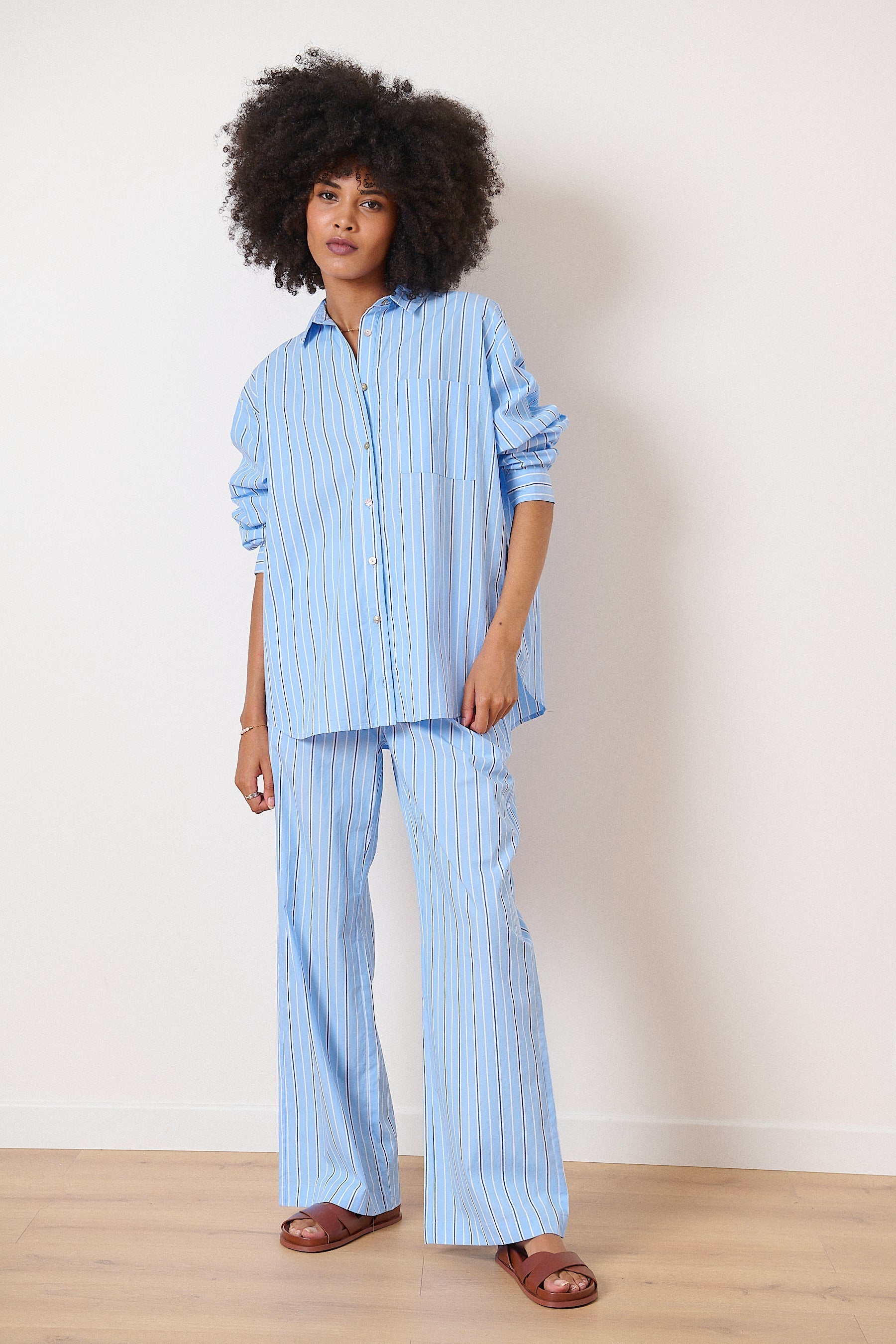 Haut 100% coton à coupe droite avec motif rayé bleu et blanc col chemise vêtement femme Garance Paris 