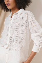 Chemise fluide à la coupe oversize avec motifs géométriques sur broderie anglaise 100% coton 