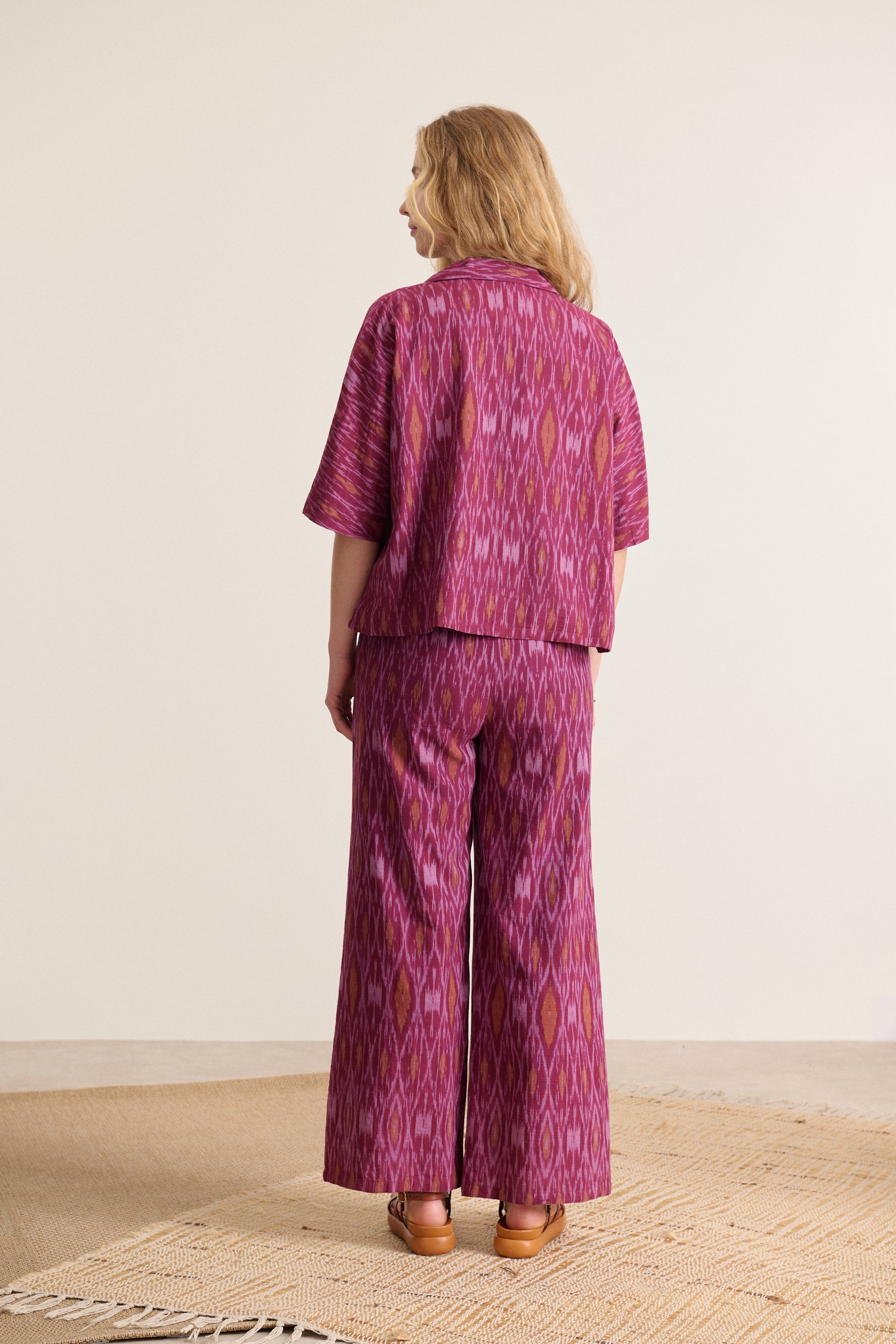 Bas à motifs IKAT en coton couleur grenat collection printemps été Garance Paris pantalon tendance femme 