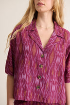 Chemise fluide à motifs IKAT couleur grenat col pyjama manches courtes Garance Paris 