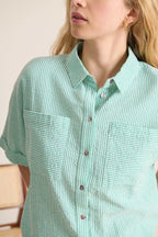 Chemise verte ample à manches courtes, avec poches pour un confort optimal et un style moderne