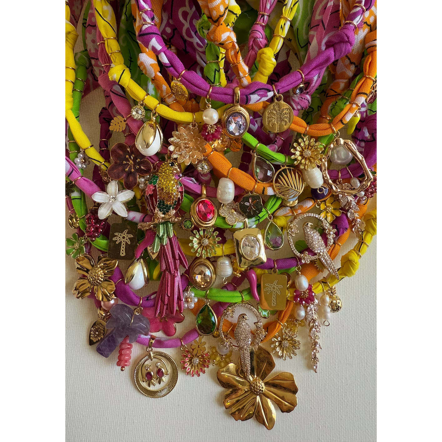 Collier Colombiana Perroquets A Balance Rose