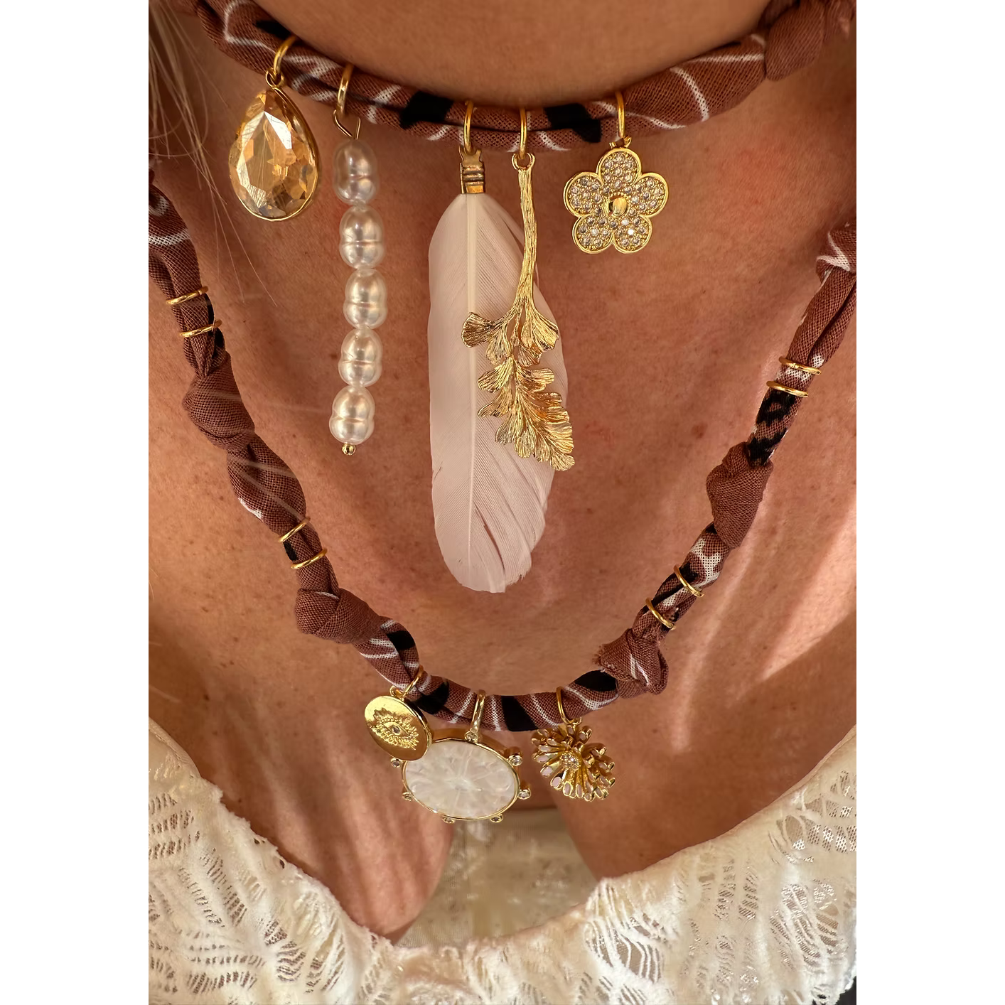 Collier Poetic Blush Perles Et Plume Marron Glacé