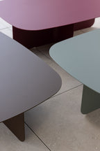 Stylischer Couchtisch in verschiedenen Farben, geeignet für moderne Wohnräume.