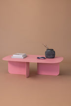 Moderner Couchtisch LIVIA in Pink, dekoriert mit einem Topf und Büchern auf einem neutralen Hintergrund.
