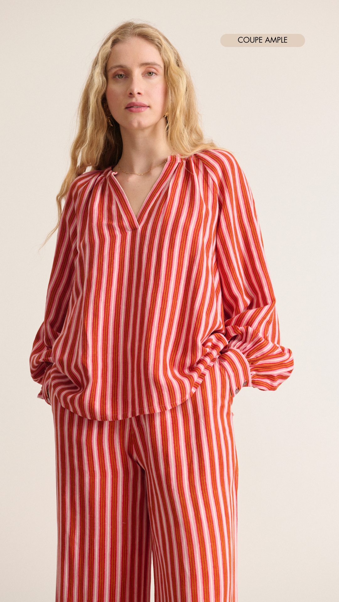 Blouse manches longues et large encolure en V poignets boutonnés motif à rayures coloris rouge marque parisienne Garance 