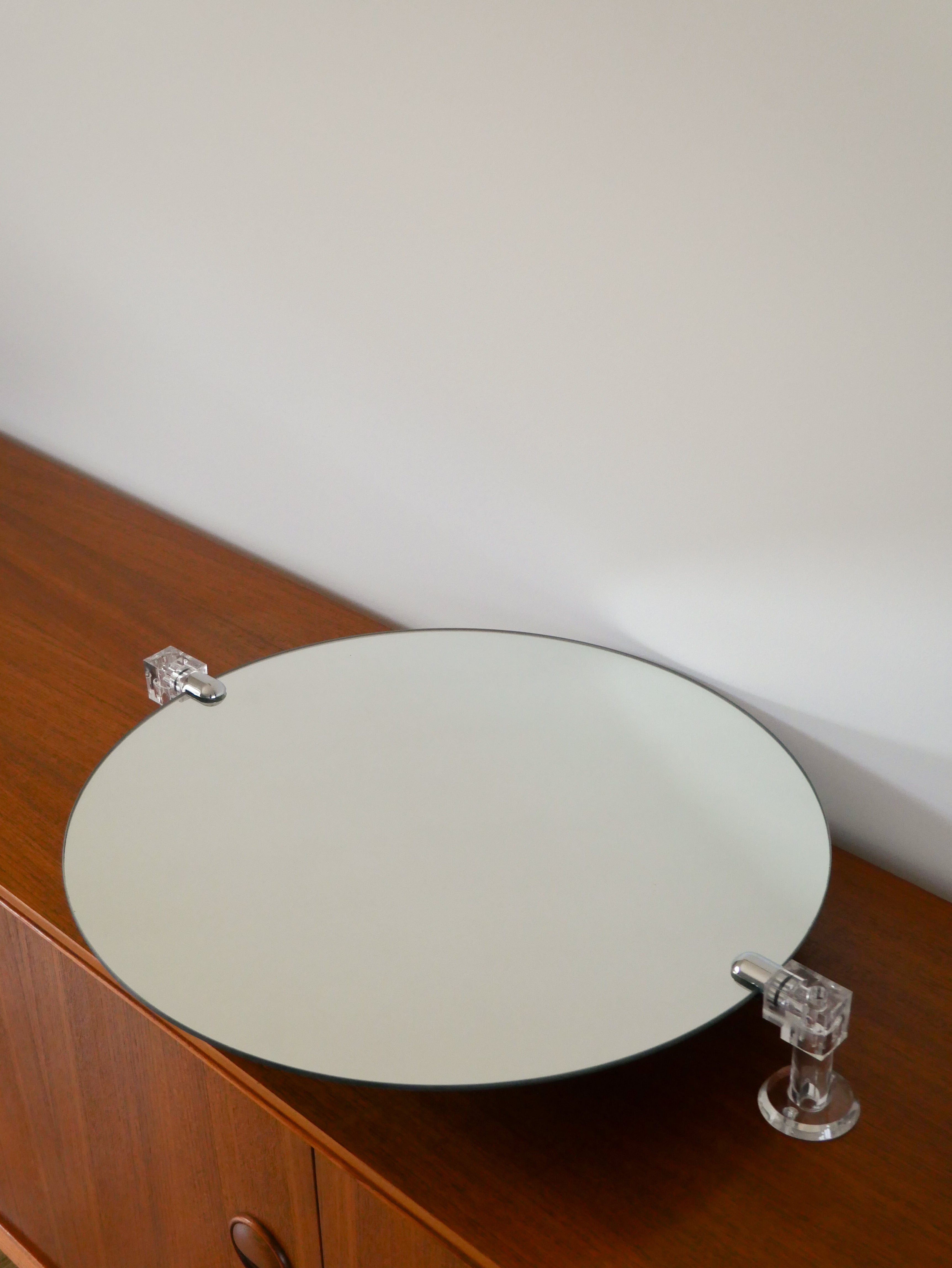 Grand Miroir En Plexi, Forme Ronde, Design, 1970 - 60 X 50 Cm
