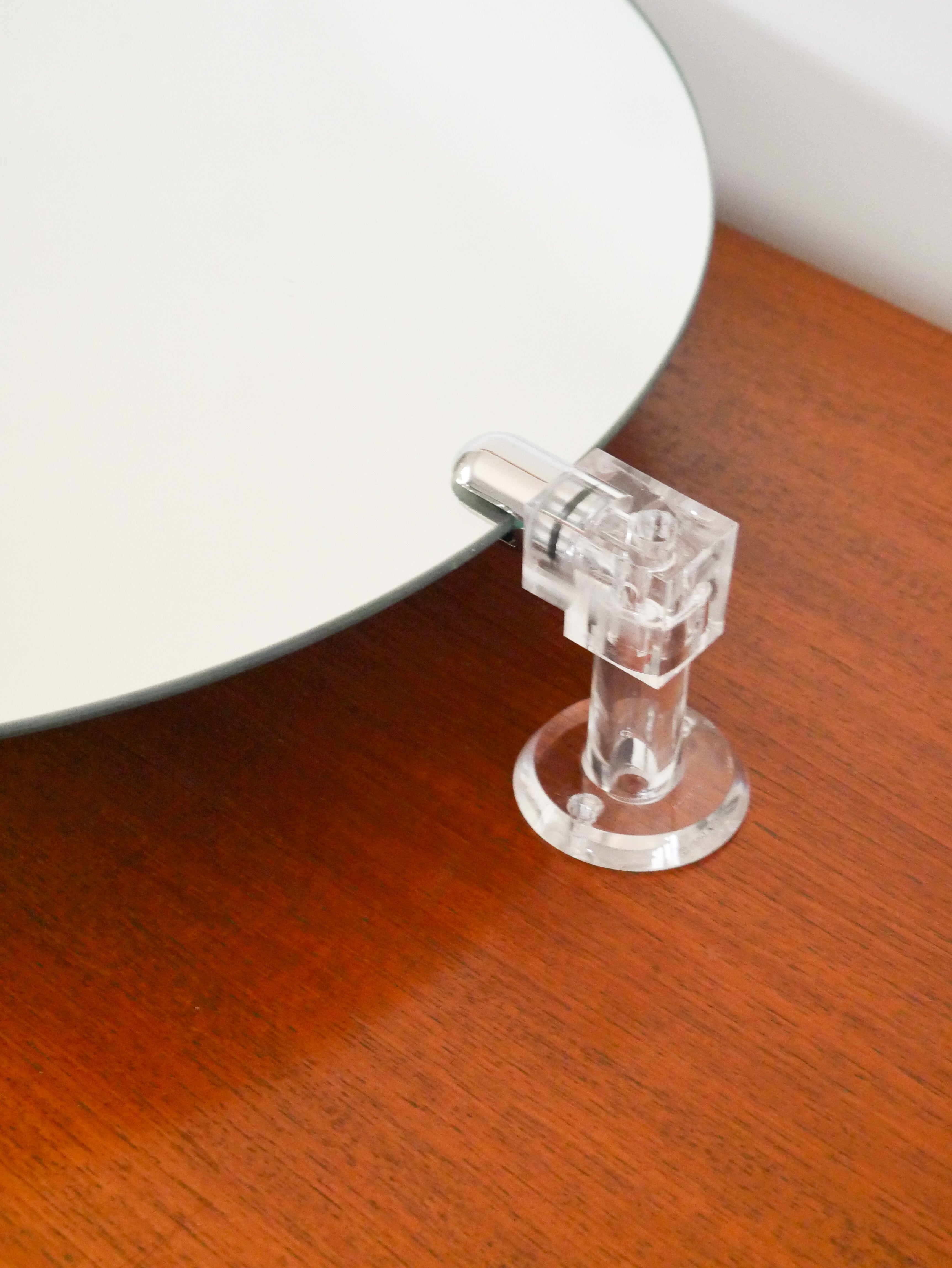 Grand Miroir En Plexi, Forme Ronde, Design, 1970 - 60 X 50 Cm