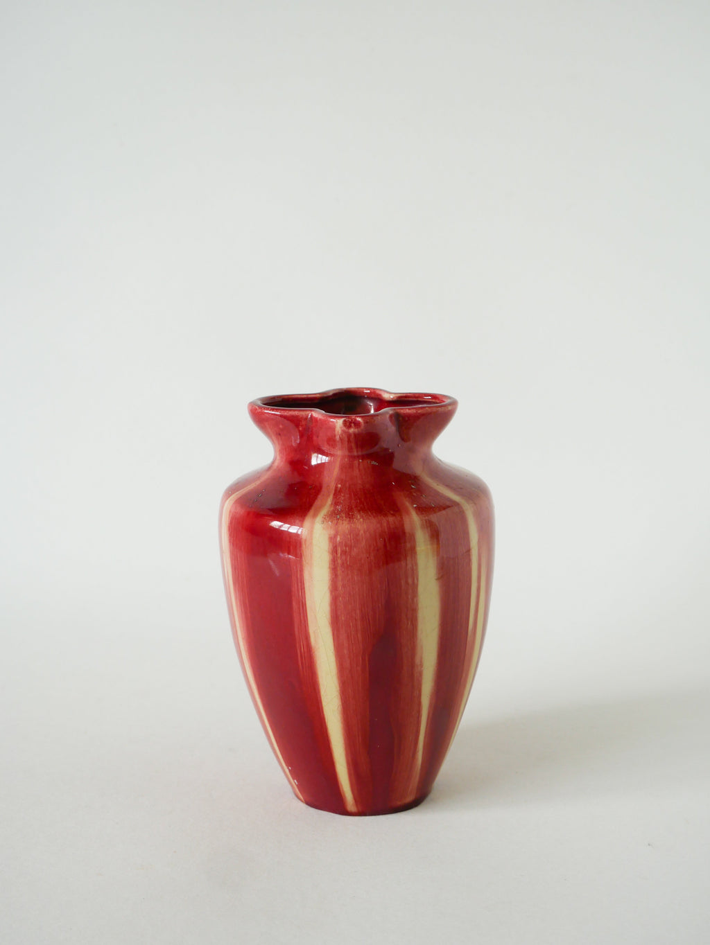 Vase En Céramique Vernissée, Encolure Fleur, Bordeaux, 1970 - 17 X 13 Cm