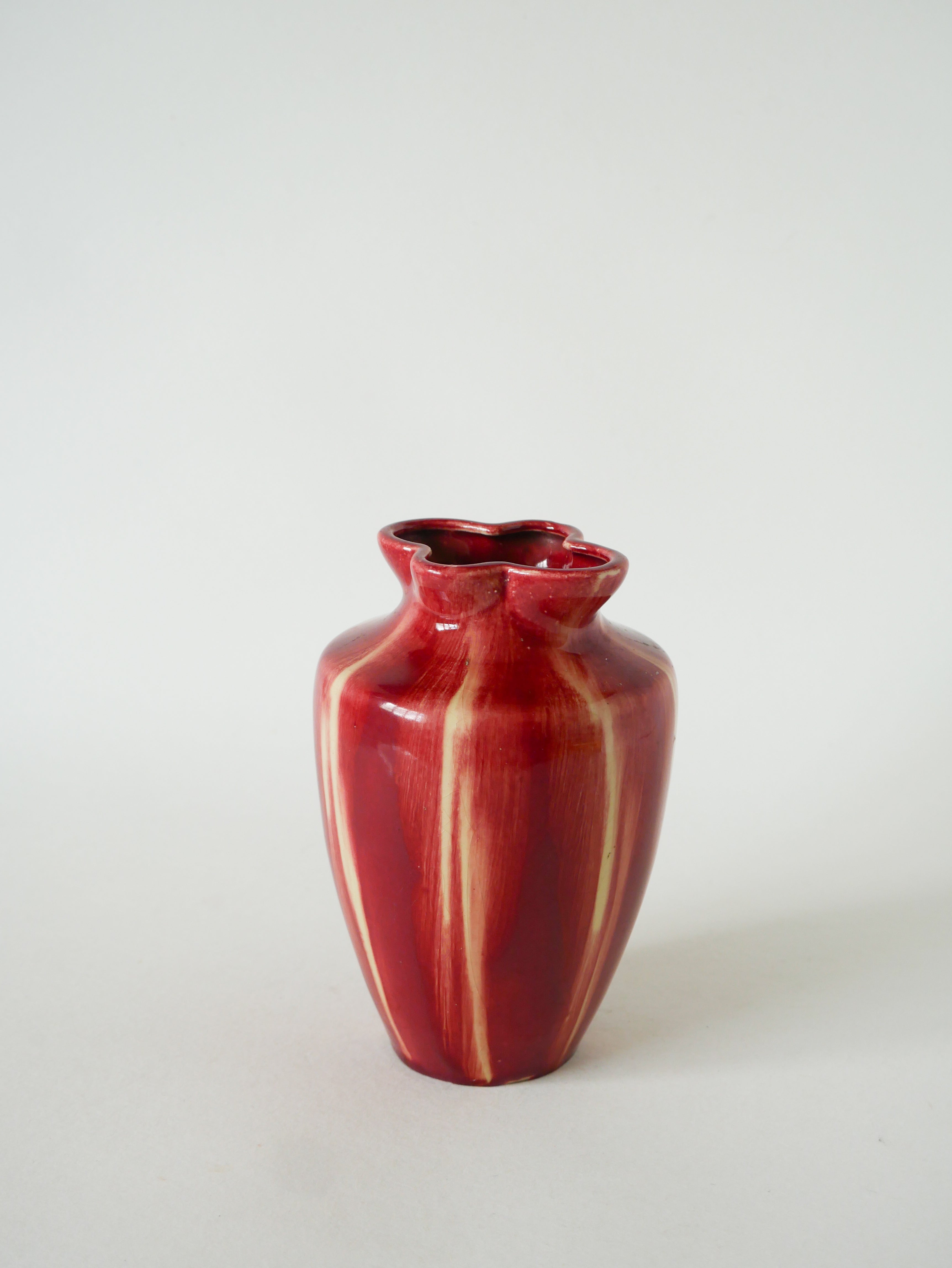 Vase En Céramique Vernissée, Encolure Fleur, Bordeaux, 1970 - 17 X 13 Cm