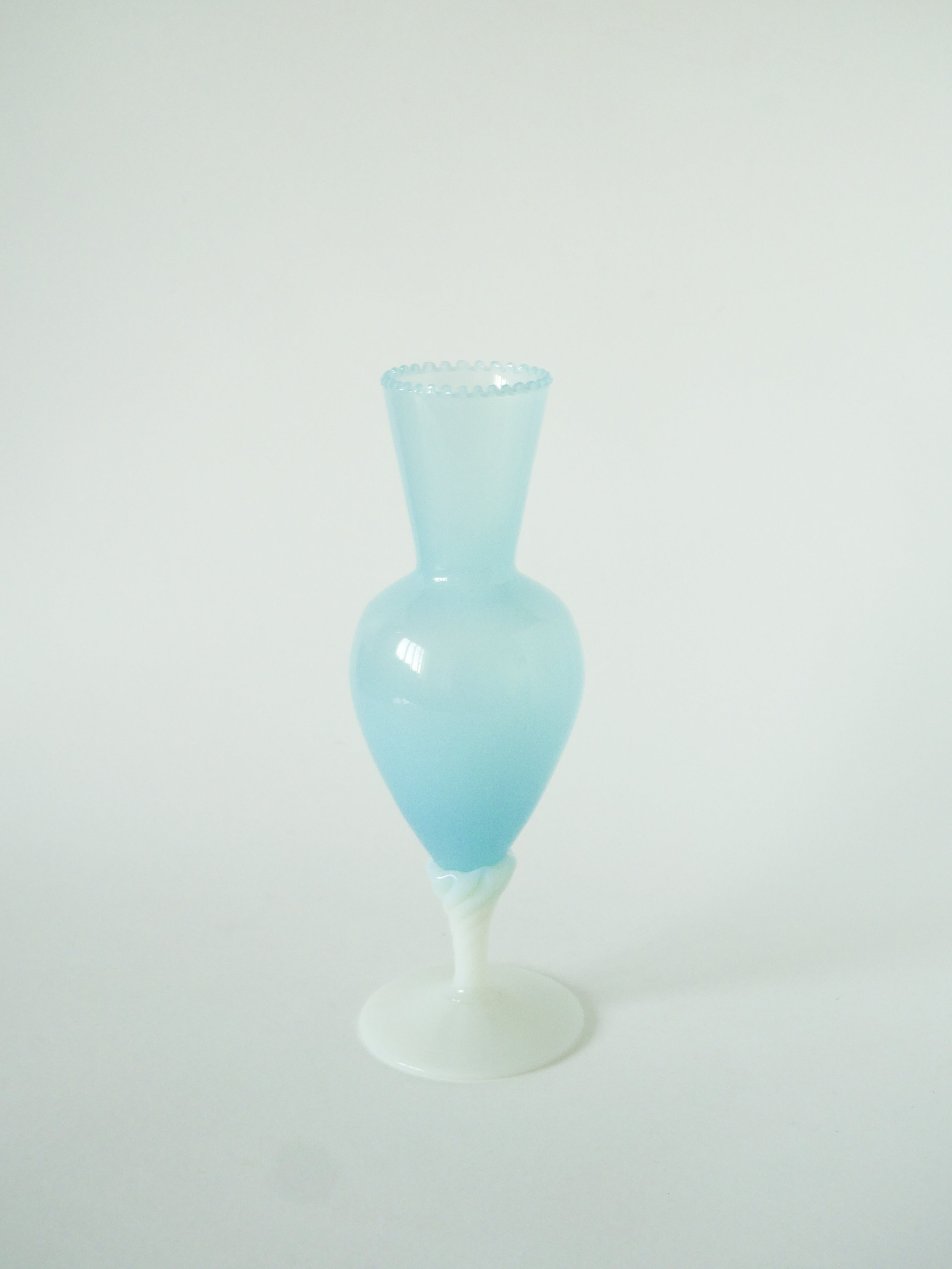 Vase En Opaline Pieds Torsadé, Bleu Ciel Et Blanc, 1960