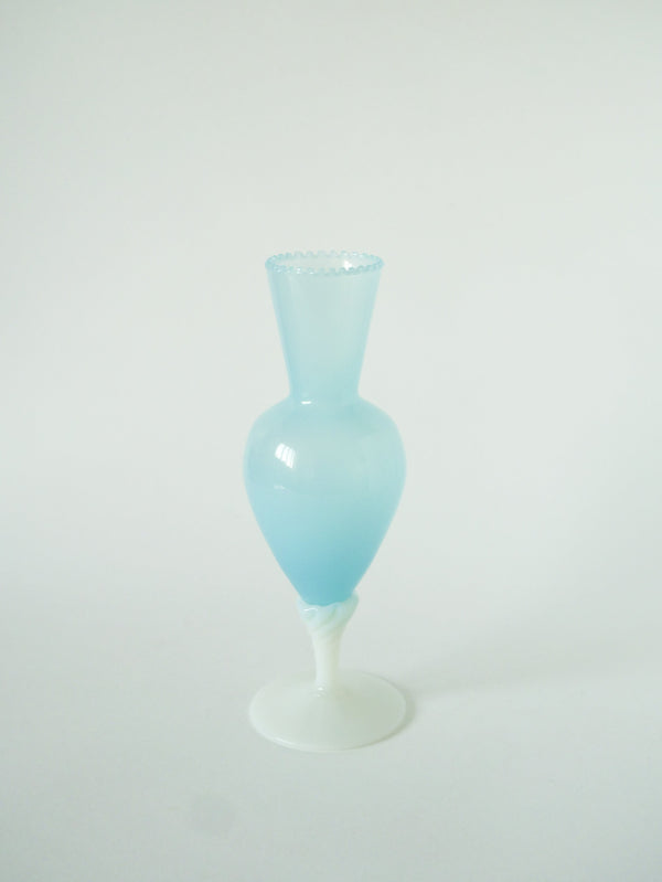 Vase En Opaline Pieds Torsadé, Bleu Ciel Et Blanc, 1960