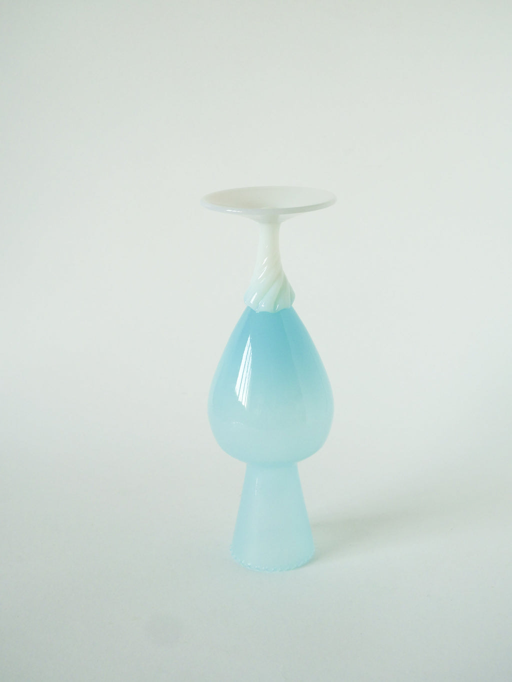 Vase En Opaline Pieds Torsadé, Bleu Ciel Et Blanc, 1960