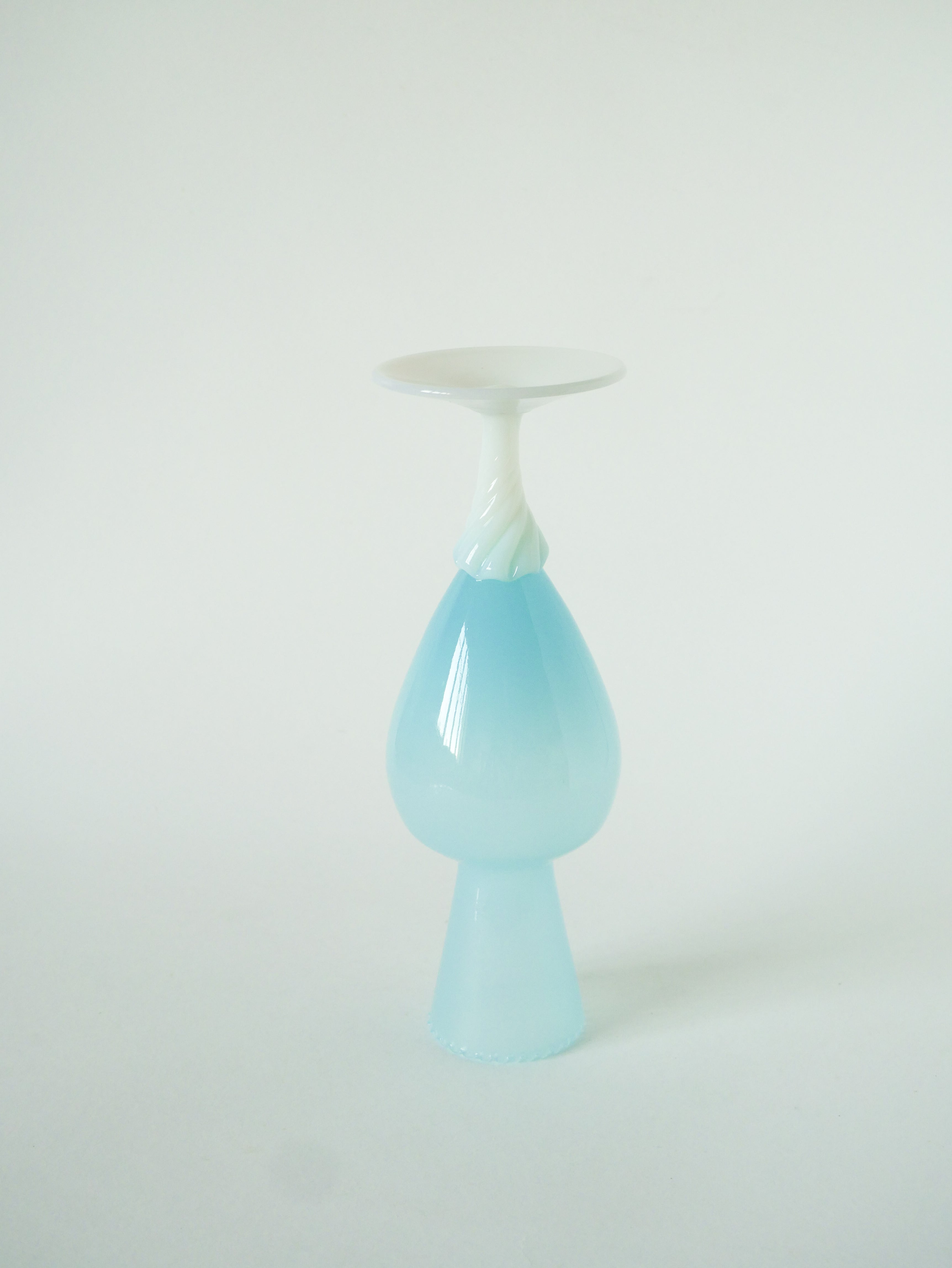 Vase En Opaline Pieds Torsadé, Bleu Ciel Et Blanc, 1960