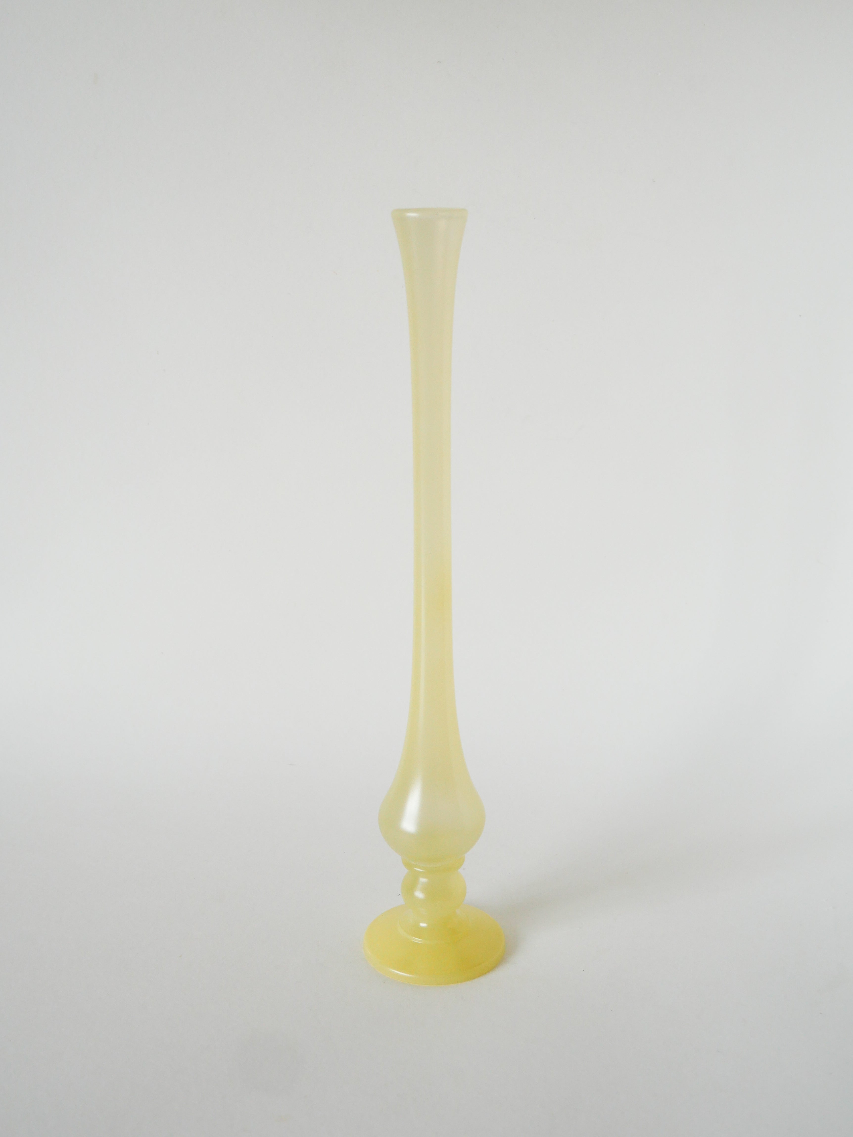Grand Vase Soliflore En Opaline, Jaune Pastel, 1970