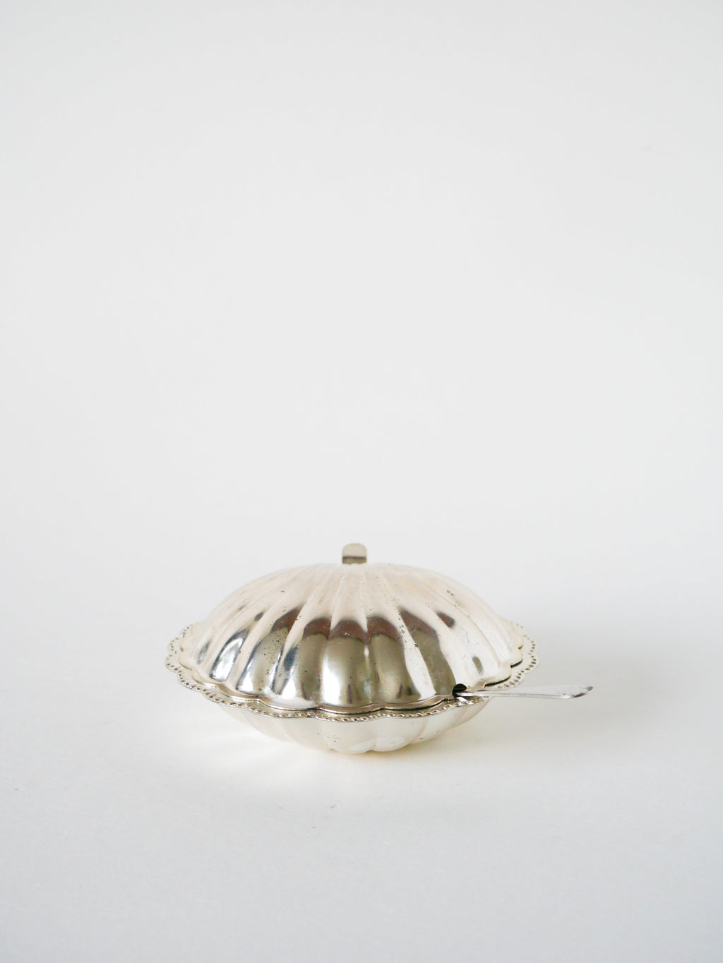Beurrier Coquillage En Inox Et Verre Blanc - Avec Couteau - 1970