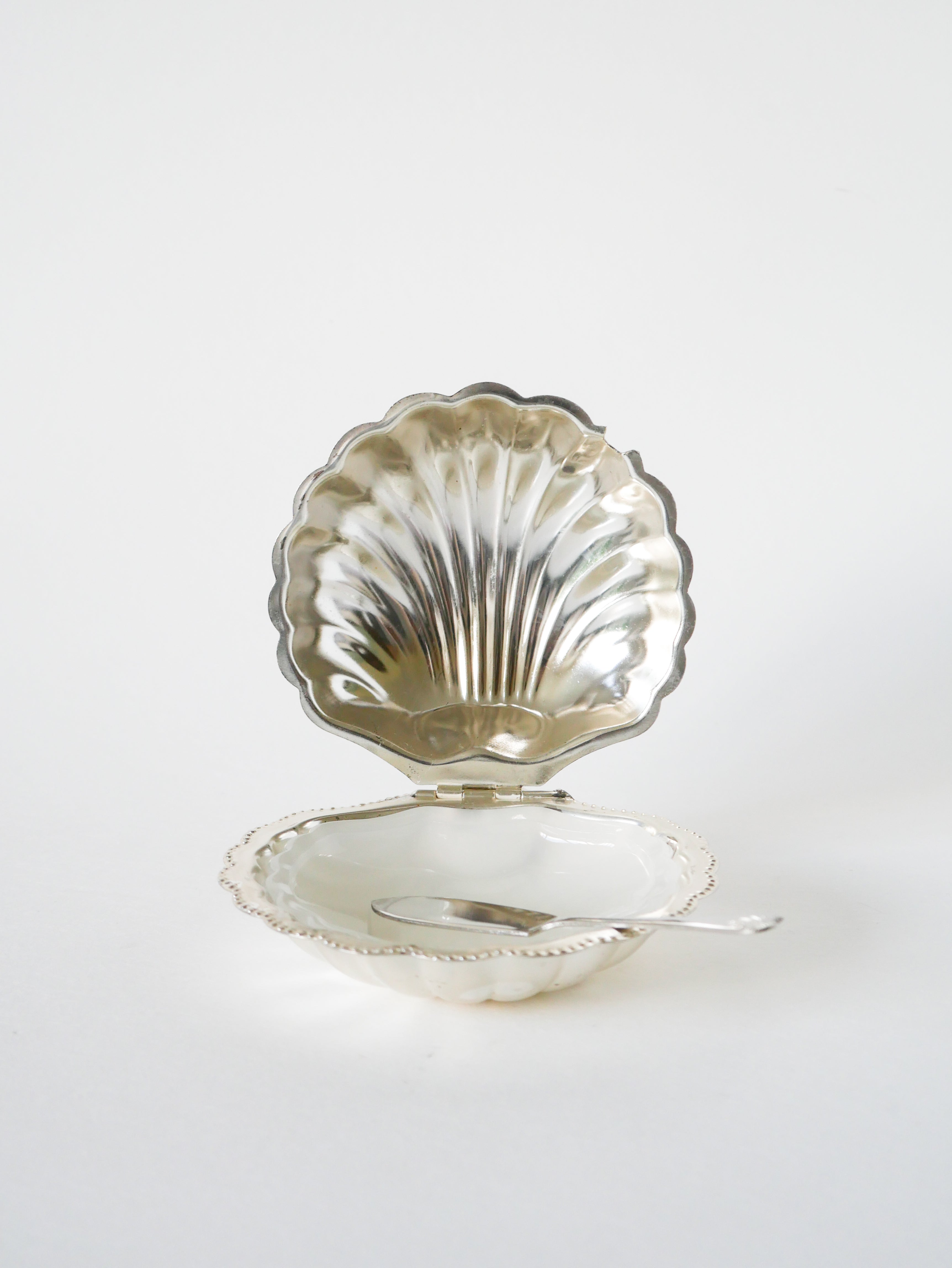 Beurrier Coquillage En Inox Et Verre Blanc - Avec Couteau - 1970