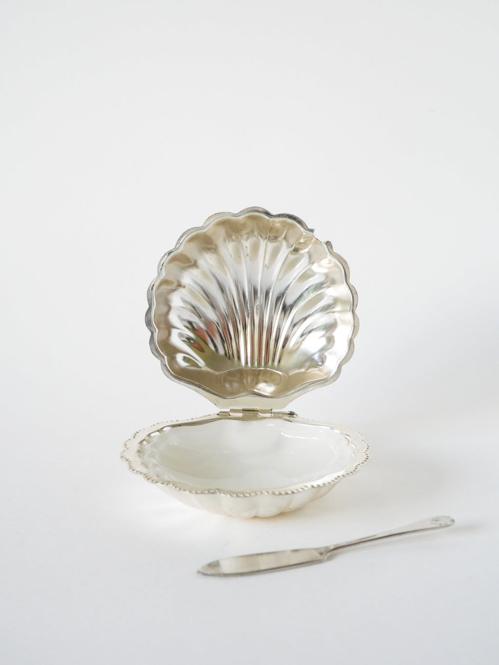 Beurrier Coquillage En Inox Et Verre Blanc - Avec Couteau - 1970